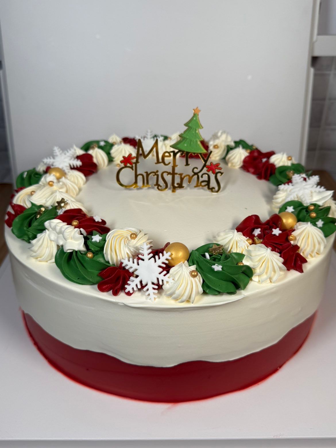 Festive Christmas wreath cake with holly and berries, La-Luscious Bakery Grays
