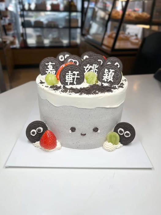 Cookies and cream cake with Oreo faces, strawberries and Chinese name characters